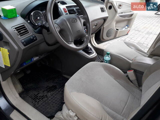 Сірий Хендай Туксон, об'ємом двигуна 2 л та пробігом 304 тис. км за 7500 $, фото 5 на Automoto.ua