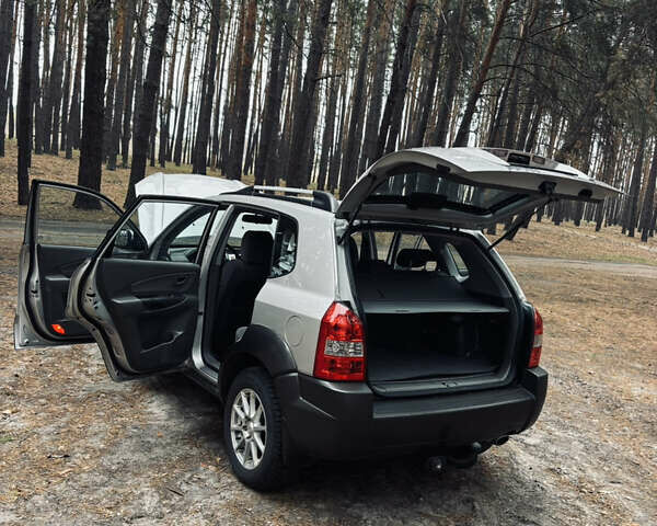 Сірий Хендай Туксон, об'ємом двигуна 1.98 л та пробігом 186 тис. км за 8200 $, фото 30 на Automoto.ua