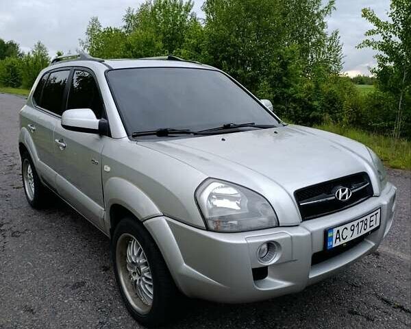 Серый Хендай Туксон, объемом двигателя 1.99 л и пробегом 222 тыс. км за 7800 $, фото 3 на Automoto.ua