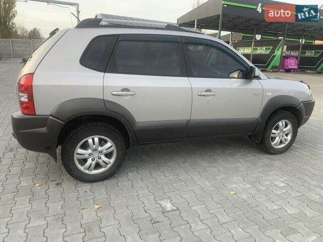 Серый Хендай Туксон, объемом двигателя 1.98 л и пробегом 215 тыс. км за 7500 $, фото 1 на Automoto.ua