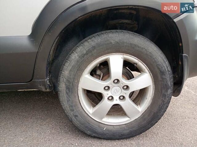 Сірий Хендай Туксон, об'ємом двигуна 1.99 л та пробігом 252 тис. км за 7000 $, фото 40 на Automoto.ua