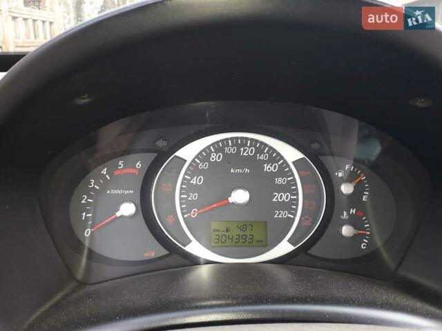 Сірий Хендай Туксон, об'ємом двигуна 2 л та пробігом 304 тис. км за 7500 $, фото 4 на Automoto.ua