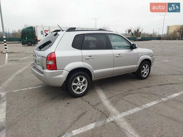 Серый Хендай Туксон, объемом двигателя 1.98 л и пробегом 278 тыс. км за 5300 $, фото 10 на Automoto.ua