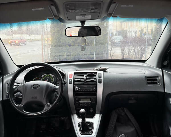 Серый Хендай Туксон, объемом двигателя 1.98 л и пробегом 193 тыс. км за 6500 $, фото 11 на Automoto.ua