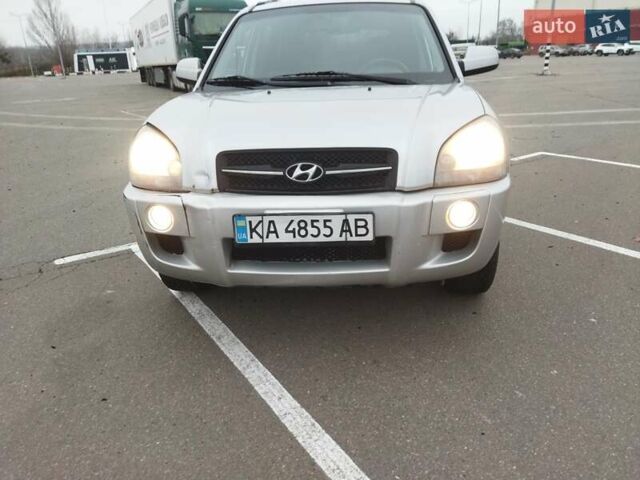 Серый Хендай Туксон, объемом двигателя 1.98 л и пробегом 278 тыс. км за 5300 $, фото 32 на Automoto.ua