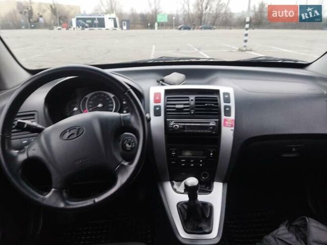 Серый Хендай Туксон, объемом двигателя 1.98 л и пробегом 278 тыс. км за 5300 $, фото 25 на Automoto.ua