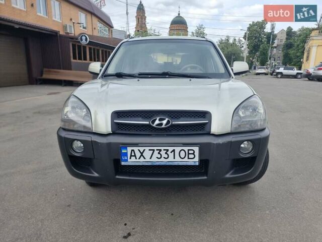 Серый Хендай Туксон, объемом двигателя 2 л и пробегом 210 тыс. км за 7000 $, фото 9 на Automoto.ua