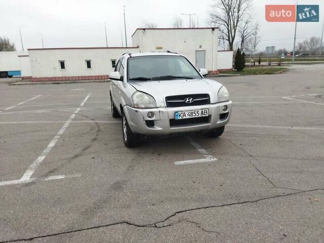 Серый Хендай Туксон, объемом двигателя 1.98 л и пробегом 278 тыс. км за 5300 $, фото 3 на Automoto.ua