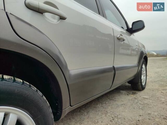 Серый Хендай Туксон, объемом двигателя 1.99 л и пробегом 210 тыс. км за 7900 $, фото 8 на Automoto.ua