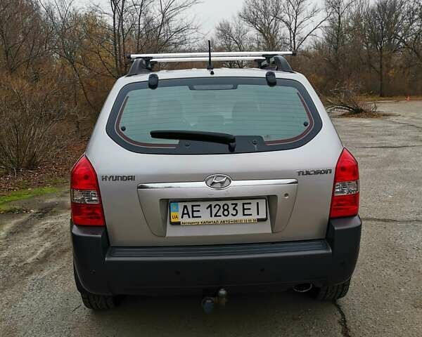 Сірий Хендай Туксон, об'ємом двигуна 1.98 л та пробігом 160 тис. км за 8000 $, фото 6 на Automoto.ua