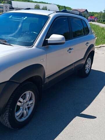 Серый Хендай Туксон, объемом двигателя 2 л и пробегом 258 тыс. км за 7500 $, фото 1 на Automoto.ua