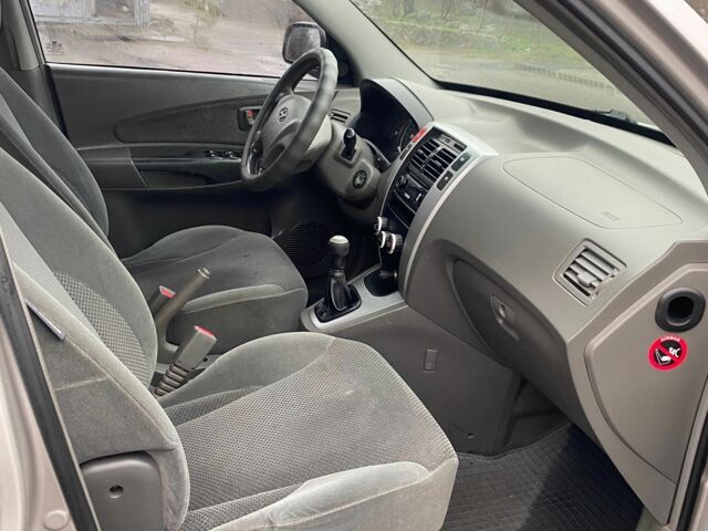 Серый Хендай Туксон, объемом двигателя 2 л и пробегом 189 тыс. км за 6700 $, фото 7 на Automoto.ua