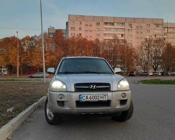 Серый Хендай Туксон, объемом двигателя 1.98 л и пробегом 164 тыс. км за 7300 $, фото 2 на Automoto.ua