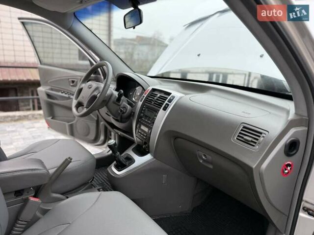 Серый Хендай Туксон, объемом двигателя 1.98 л и пробегом 252 тыс. км за 6950 $, фото 16 на Automoto.ua