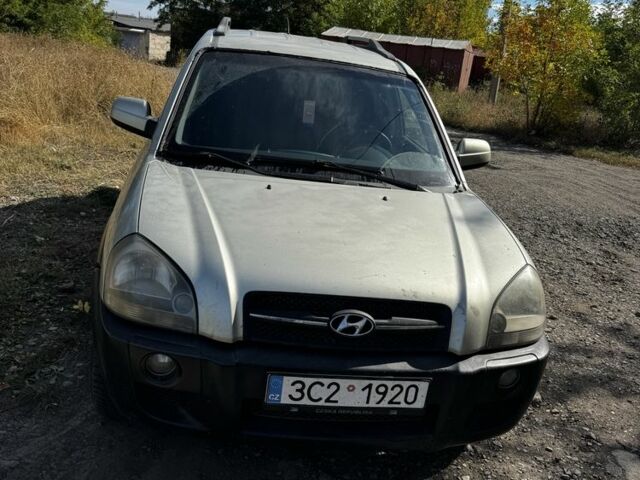Хендай Туксон 2006 в Краматорске на Automoto.ua Серый Хендай Туксон, объемом двигателя 2 л и пробегом 300 тыс. км за 3500 $, фото 2 на Automoto.ua