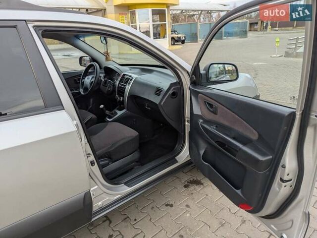 Сірий Хендай Туксон, об'ємом двигуна 2 л та пробігом 251 тис. км за 6999 $, фото 15 на Automoto.ua