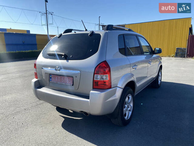 Серый Хендай Туксон, объемом двигателя 2 л и пробегом 140 тыс. км за 8100 $, фото 3 на Automoto.ua