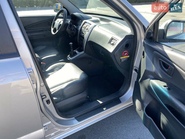Серый Хендай Туксон, объемом двигателя 2 л и пробегом 140 тыс. км за 8100 $, фото 7 на Automoto.ua