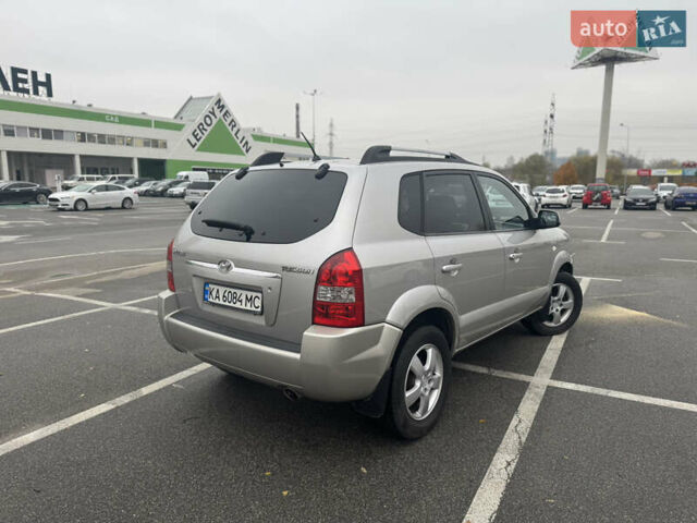 Серый Хендай Туксон, объемом двигателя 1.98 л и пробегом 175 тыс. км за 7800 $, фото 5 на Automoto.ua