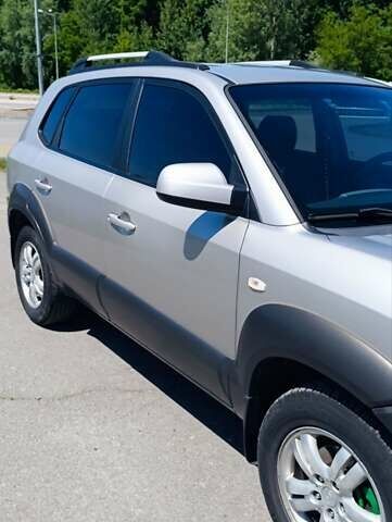 Серый Хендай Туксон, объемом двигателя 2 л и пробегом 258 тыс. км за 7500 $, фото 2 на Automoto.ua