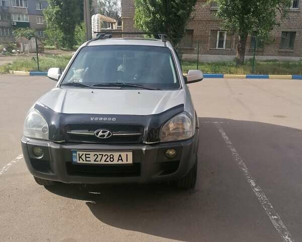 Серый Хендай Туксон, объемом двигателя 1.98 л и пробегом 196 тыс. км за 9000 $, фото 1 на Automoto.ua