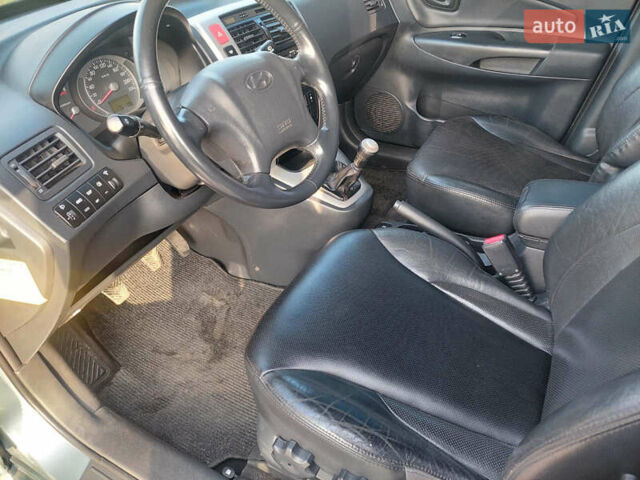 Серый Хендай Туксон, объемом двигателя 1.98 л и пробегом 175 тыс. км за 6050 $, фото 6 на Automoto.ua
