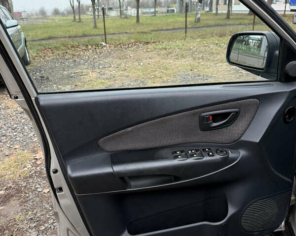 Сірий Хендай Туксон, об'ємом двигуна 2 л та пробігом 193 тис. км за 5999 $, фото 12 на Automoto.ua