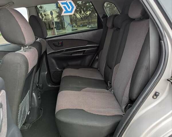 Сірий Хендай Туксон, об'ємом двигуна 2 л та пробігом 251 тис. км за 6999 $, фото 12 на Automoto.ua