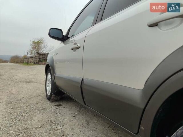 Серый Хендай Туксон, объемом двигателя 1.99 л и пробегом 210 тыс. км за 7900 $, фото 9 на Automoto.ua