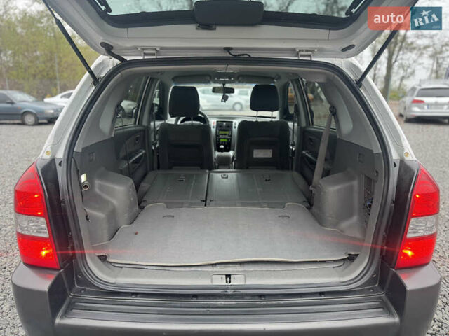 Серый Хендай Туксон, объемом двигателя 1.98 л и пробегом 241 тыс. км за 7000 $, фото 50 на Automoto.ua