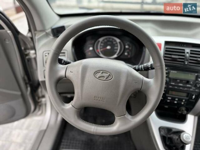 Серый Хендай Туксон, объемом двигателя 1.98 л и пробегом 252 тыс. км за 6950 $, фото 22 на Automoto.ua