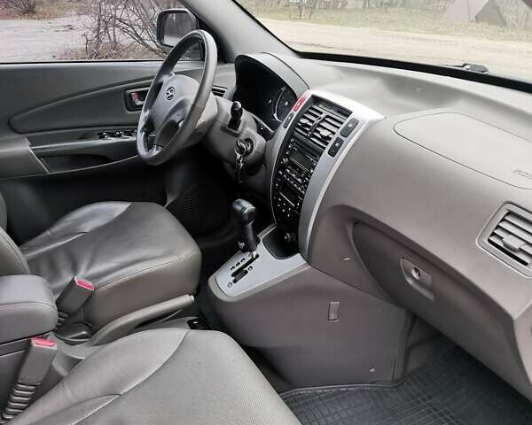 Сірий Хендай Туксон, об'ємом двигуна 1.98 л та пробігом 160 тис. км за 8000 $, фото 3 на Automoto.ua