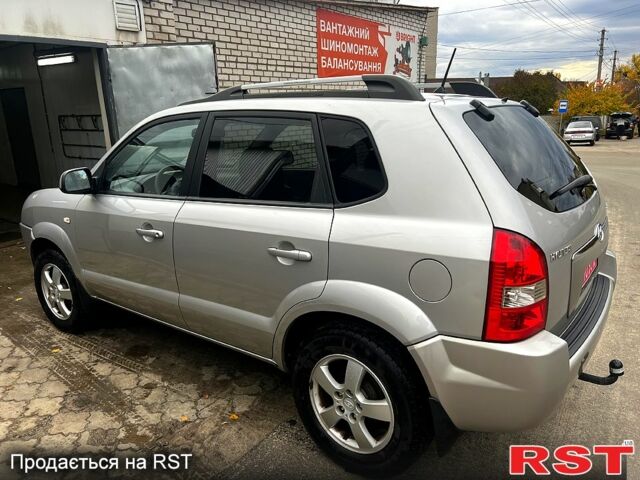 Серый Хендай Туксон, объемом двигателя 2 л и пробегом 228 тыс. км за 8000 $, фото 1 на Automoto.ua