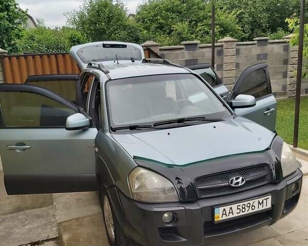 Сірий Хендай Туксон, об'ємом двигуна 1.99 л та пробігом 223 тис. км за 7500 $, фото 1 на Automoto.ua