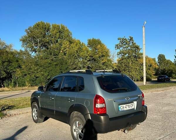 Сірий Хендай Туксон, об'ємом двигуна 2 л та пробігом 256 тис. км за 7500 $, фото 2 на Automoto.ua