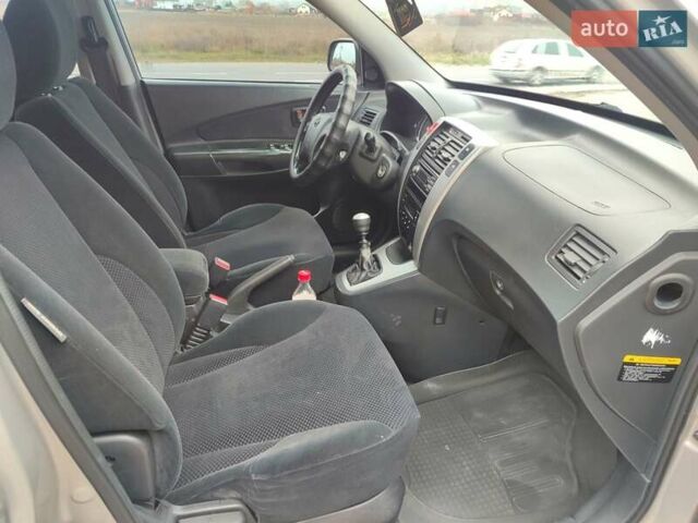 Серый Хендай Туксон, объемом двигателя 1.99 л и пробегом 210 тыс. км за 7900 $, фото 19 на Automoto.ua