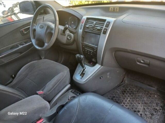 Серый Хендай Туксон, объемом двигателя 2 л и пробегом 234 тыс. км за 8200 $, фото 3 на Automoto.ua