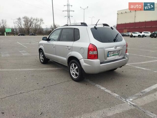 Серый Хендай Туксон, объемом двигателя 1.98 л и пробегом 278 тыс. км за 5300 $, фото 7 на Automoto.ua