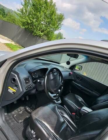 Серый Хендай Туксон, объемом двигателя 2 л и пробегом 260 тыс. км за 7000 $, фото 6 на Automoto.ua