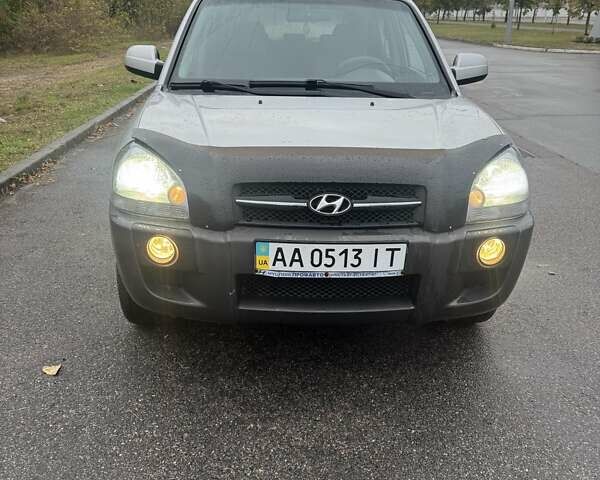 Сірий Хендай Туксон, об'ємом двигуна 1.98 л та пробігом 255 тис. км за 7000 $, фото 1 на Automoto.ua