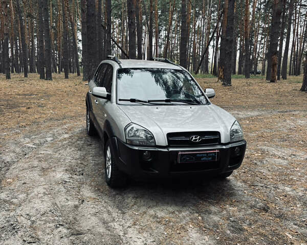 Сірий Хендай Туксон, об'ємом двигуна 1.98 л та пробігом 186 тис. км за 8200 $, фото 25 на Automoto.ua