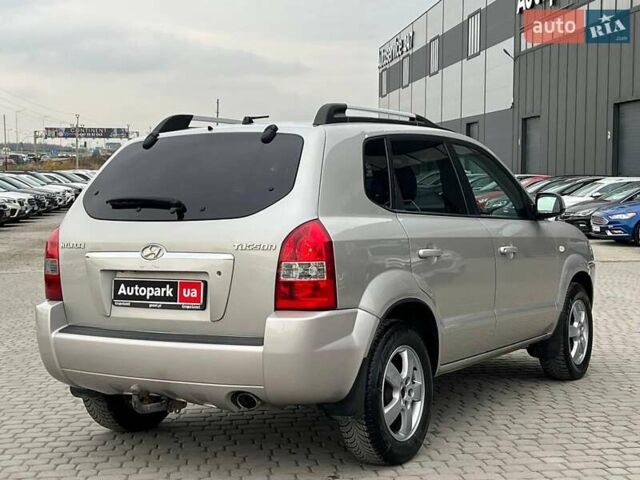 Серый Хендай Туксон, объемом двигателя 2 л и пробегом 263 тыс. км за 7440 $, фото 6 на Automoto.ua