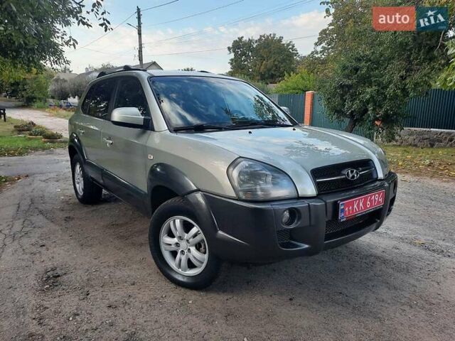 Сірий Хендай Туксон, об'ємом двигуна 2 л та пробігом 197 тис. км за 7800 $, фото 6 на Automoto.ua