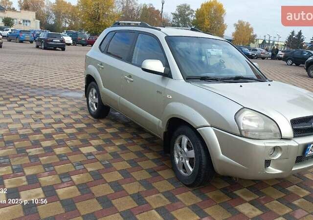 Серый Хендай Туксон, объемом двигателя 1.99 л и пробегом 303 тыс. км за 6500 $, фото 3 на Automoto.ua