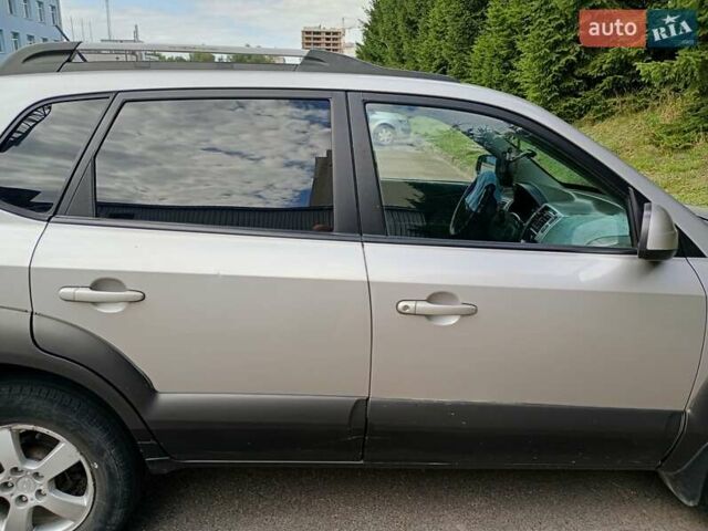 Сірий Хендай Туксон, об'ємом двигуна 1.99 л та пробігом 252 тис. км за 7000 $, фото 38 на Automoto.ua