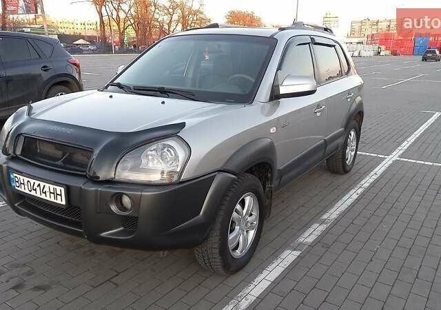 Серый Хендай Туксон, объемом двигателя 2 л и пробегом 207 тыс. км за 7500 $, фото 9 на Automoto.ua