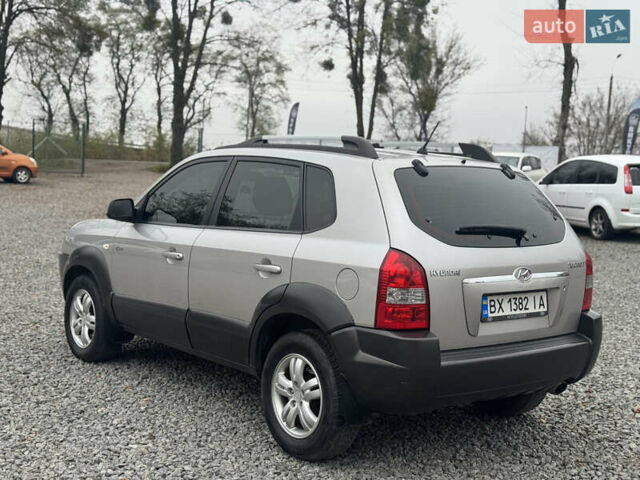 Серый Хендай Туксон, объемом двигателя 1.98 л и пробегом 241 тыс. км за 7000 $, фото 23 на Automoto.ua
