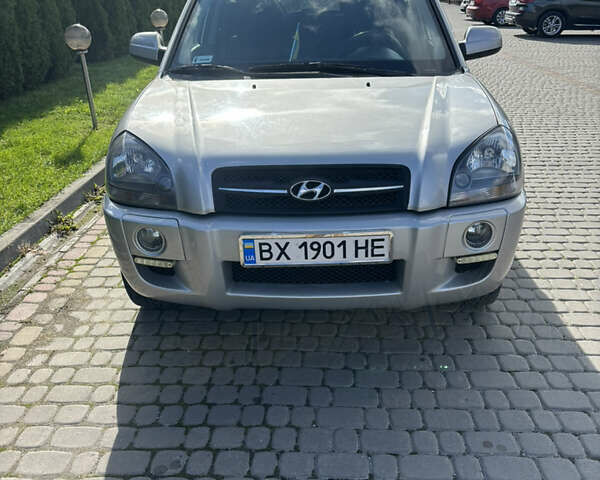 Сірий Хендай Туксон, об'ємом двигуна 1.99 л та пробігом 263 тис. км за 7600 $, фото 1 на Automoto.ua