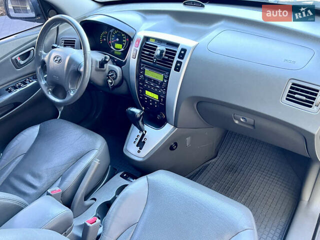 Сірий Хендай Туксон, об'ємом двигуна 2 л та пробігом 215 тис. км за 7350 $, фото 57 на Automoto.ua