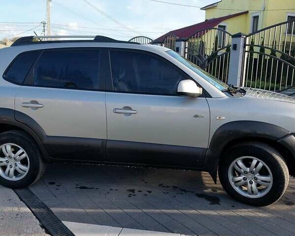Хендай Туксон 2006 в Бродах на Automoto.ua Серый Хендай Туксон, объемом двигателя 1.98 л и пробегом 215 тыс. км за 6300 $, фото 17 на Automoto.ua